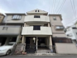 小学校・中学校が徒歩圏内♪
閑静な住宅街で前面道路は交通量少なめです♪