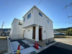 静かな住環境をお探しのファミリー様!角地で陽当り通風良好♪WIC2ヵ所!