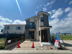 LDKは広々20帖！各居室は7帖以上となっています♪
WIC付きで、収納スペース充実♪
敷地内駐車場には2台駐車可能です！