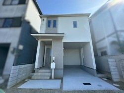 閑静な住宅街♪のどかで子育て環境良好です！
前面道路広々でゆったり駐車しやすい♪
全居室収納スペースあり！南向きのバルコニーで陽当り良好です！