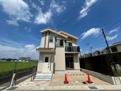 LDKは広々20帖以上！各居室は6帖以上となっています♪
WIC付きで、収納スペース充実♪
敷地内駐車場には2台駐車可能です！