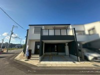 雨が降っても濡れずに乗降できるインナーガレージ！
吹抜のあるLDKにはオープンキッチンもあり開放感のある空間に♪
固定階段付きの小屋裏収納もあり収納スペース充実♪