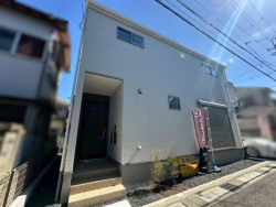 パントリー付き18帖のLDK！
WICもあり収納スペース充実♪
食洗器や浴室暖房乾燥機など設備充実！
南向きバルコニーで陽当り良好です♪