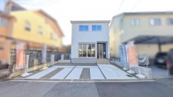 LDK広々22帖！ご家族でゆったりお過ごしいただけます♪
WIC付で収納スペース充実！
敷地内には2台駐車可能です♪