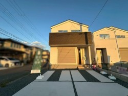 周辺には買い物施設が多数！生活便利♪
交通量が少なくお子様も安心！閑静な住宅街です！
角地につき陽当り、通風良好♪