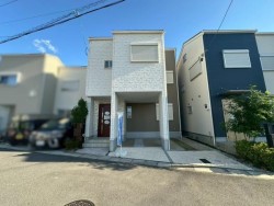 太陽光発電4.95kw搭載！
敷地内には2台駐車可能です♪
固定階段付きの広々小屋裏収納！