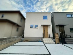 バルコニー南向き！全居室2面採光につき日当たり・通風良好です♪
前面道路幅員約5ｍありゆったり駐車していただけます！
敷地内2台駐車可能です♪