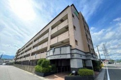 多彩な商業施設のある駅チカで快適な暮らし♪
南向き隣接する建物ないため陽当り眺望良好♪
小中学校　徒歩圏内♪