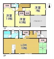  小学校徒歩３分の新築３ＬＤＫ。１８帖ＬＤＫと３帖和室がつながる家族団らんの間取りです。全居室収納と床下収納、浴室乾燥機など設備も充実しています。駐車2台可能。
