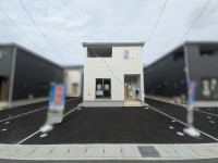 小学校徒歩３分の新築３ＬＤＫ。１８帖ＬＤＫと３帖和室がつながる家族団らんの間取りです。全居室収納と床下収納、浴室乾燥機など設備も充実しています。駐車2台可能。