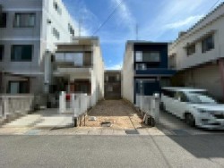 前道ゆったり6メートル！
広い2面バルコニーあるので、物干しが楽々◎
全室6帖以上！
