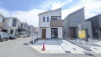  【新築戸建×角地×二方道路の開放的な住まい】
2台駐車可能！
網戸・1Fシャッター雨戸標準装備！
採光・通風良好◎