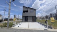  南向きで陽当たり良好、明るい住空間が魅力。駐車2台可能なので車移動が中心のご家庭も安心。WICなど設備も充実。小学校まで徒歩8分の子育て世帯にぴったりの住環境。