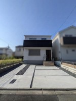  小学校、保育園まで徒歩10分以内！
全居室2面採光で陽当り良好♪
駐車2台可能！
