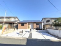  敷地約62坪の新築平屋3LDK。駐車3台可、21帖LDKと南向きウッドデッキ付き。小学校徒歩6分、閑静な住宅街でのびのび暮らせます。