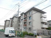 西山天王山駅から徒歩10分圏内★
壁紙全室交換します!ファミリー様・単身大歓迎です。